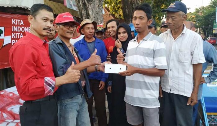 PA GMNI Gresik Berbagi Takjil Kepada Pengguna Jalan PA GMNI Gresik Berbagi Takjil Kepada Pengguna Jalan