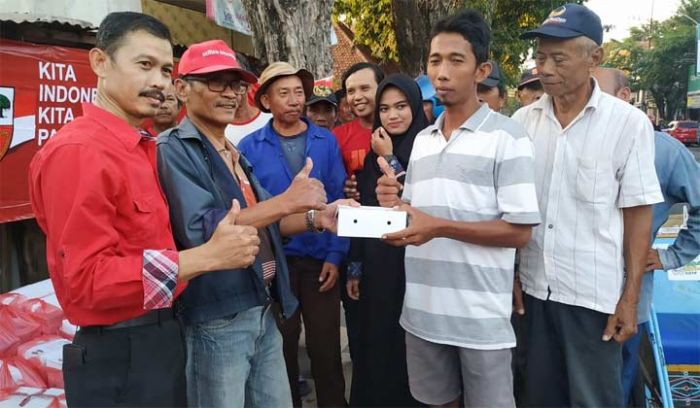 PA GMNI Gresik Berbagi Takjil Kepada Pengguna Jalan