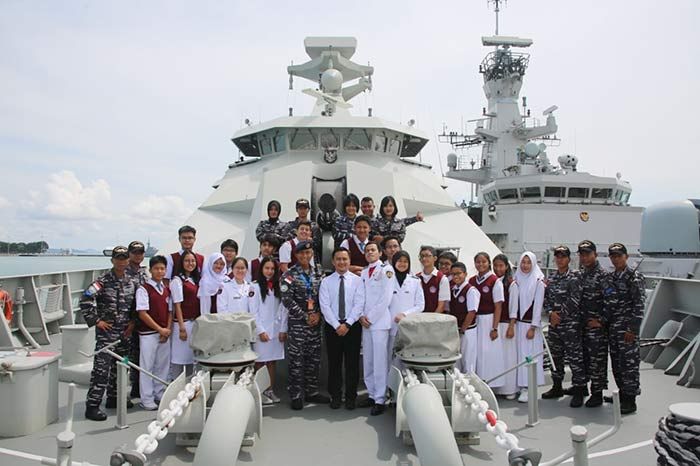 KRI GNR-332 dan KRI TOM-357 Diserbu Pelajar Indonesia di Singapura