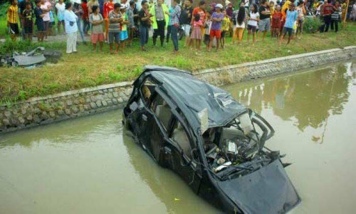 Kereta Api Vs Mobil di Desa Seketi Sidoarjo, 3 Nyawa Melayang Kereta Api Vs Mobil di Desa Seketi Sidoarjo, 3 Nyawa Melayang