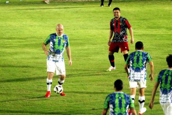 Presiden FIFA Bersama Ketua PSSI Cetak Gol Dalam Laga Persahabatan Presiden FIFA Bersama Ketua PSSI Cetak Gol Dalam Laga Persahabatan