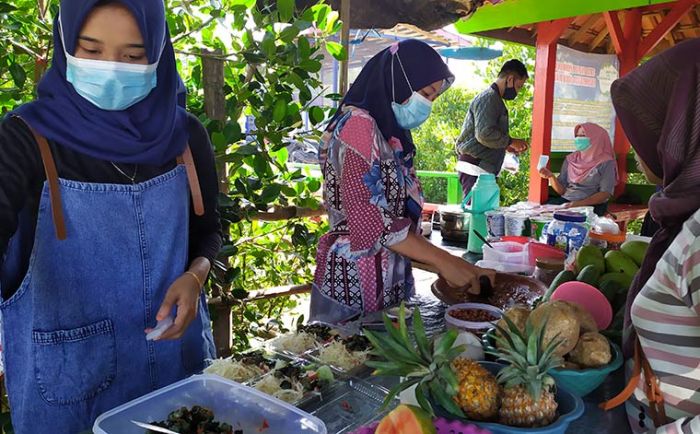 Rujak Kacong, Paduan Segarnya Buah dan Nikmatnya Kerang Cong-cong