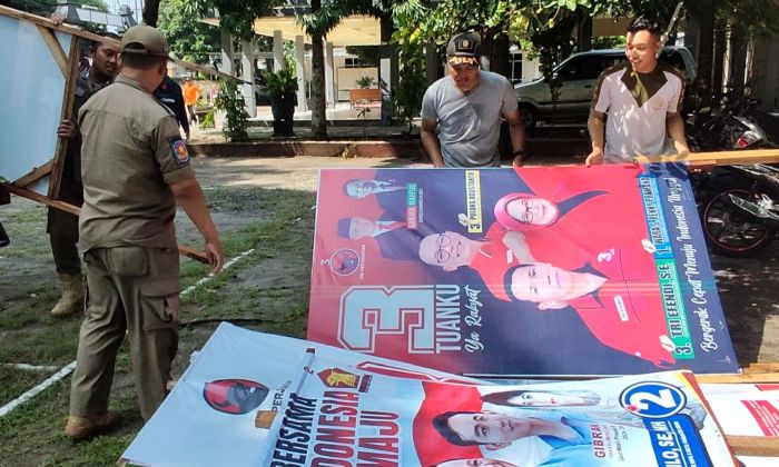 Masa Tenang Kampanye, Bawaslu Kediri dan Tim Gabungan Bersihkan APK yang Masih Terpasang Masa Tenang Kampanye, Bawaslu Kediri dan Tim Gabungan Bersihkan APK yang Masih Terpasang