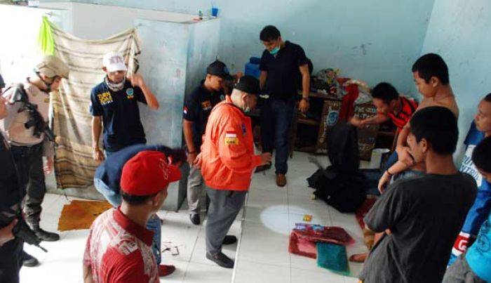 Petugas Gabungan Razia Lapas di Lamogan: Incar Narkoba, hanya Temukan Sajam Petugas Gabungan Razia Lapas di Lamogan: Incar Narkoba, hanya Temukan Sajam