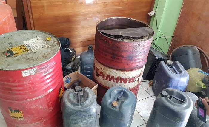Polres Bojonegoro Bongkar Jual-Beli BBM Ilegal, Pemuda Asal Jabar Diamankan Polres Bojonegoro Bongkar Jual-Beli BBM Ilegal, Pemuda Asal Jabar Diamankan