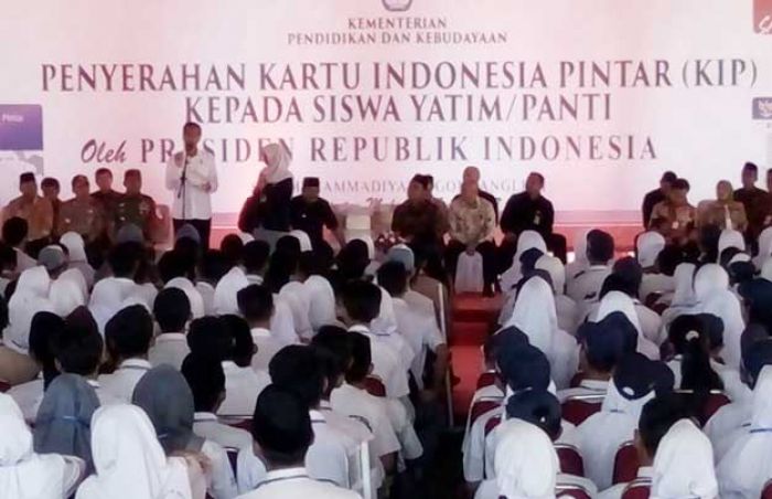 Bagikan KIP di Malang, Presiden Jokowi: KIP Jangan Buat Beli Pulsa Bagikan KIP di Malang, Presiden Jokowi: KIP Jangan Buat Beli Pulsa