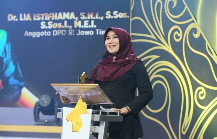 Senator Lia Istifhama Raih Penghargaan Legislatif Jatim Awards 2025