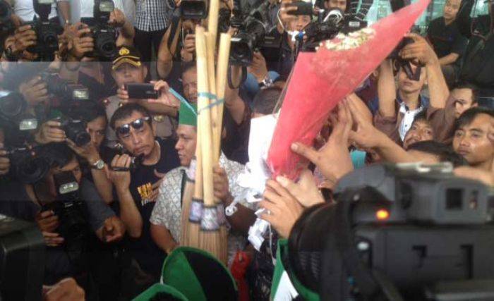 Massa HMI Kembali Datangi KPK, Bawa Sapu dan Bunga untuk Saut Situmorang Massa HMI Kembali Datangi KPK, Bawa Sapu dan Bunga untuk Saut Situmorang
