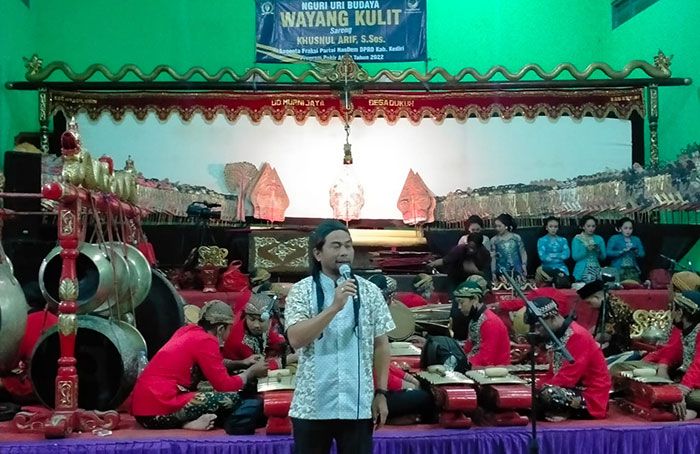 Dukung Pelestarian Budaya, Anggota DPRD Kabupaten Kediri Beri Bantuan untuk Seniman Wayang Kulit
