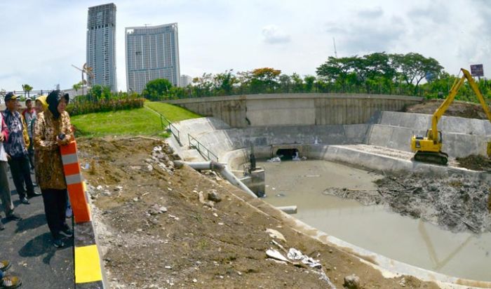 Wali Kota Risma Pantau Bozem di Pinggir Underpass Mayjen Sungkono Wali Kota Risma Pantau Bozem di Pinggir Underpass Mayjen Sungkono