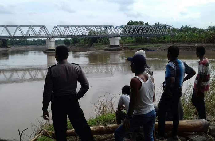 Asik Selfie, Gadis di Bojonegoro Jatuh dari atas Jembatan Desa Dengok Bengawan Solo Asik Selfie, Gadis di Bojonegoro Jatuh dari atas Jembatan Desa Dengok Bengawan Solo