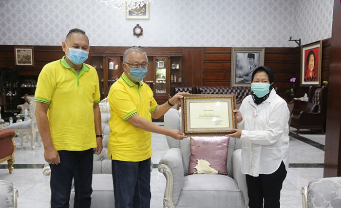 Bantu Tekan Covid-19 di Surabaya, Wali Kota Risma Beri Penghargaan Yayasan Ichlas Bhakti