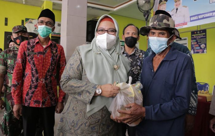 Wabup Gresik Tinjau Operasi Minyak Goreng Murah 2.400 Liter di Desa Cermen Wabup Gresik Tinjau Operasi Minyak Goreng Murah 2.400 Liter di Desa Cermen