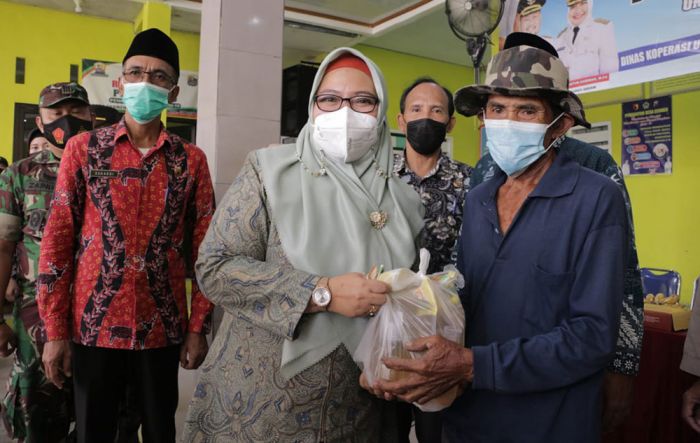 Wabup Gresik Tinjau Operasi Minyak Goreng Murah 2.400 Liter di Desa Cermen