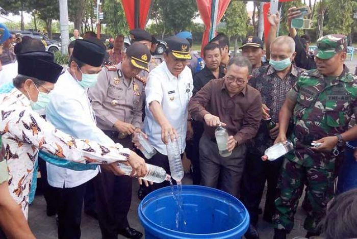 Pejabat Forkopimda Gresik Musnahkan Ribuan Botol Miras