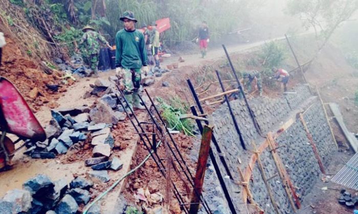 ​TPJ Tuntas, Satgas TMMD Trenggalek Salat Jumat Bersama Warga