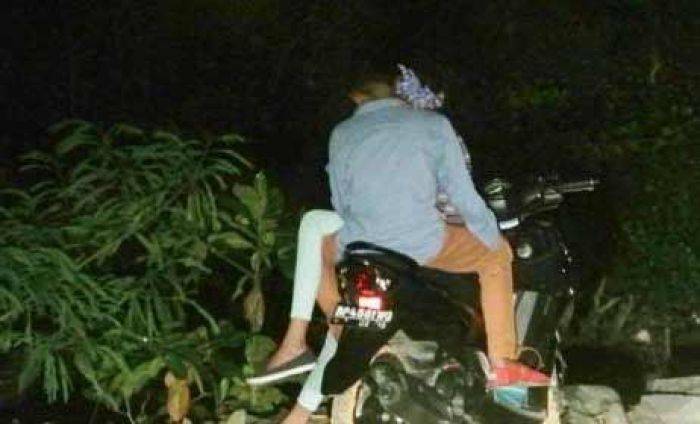 ML di Jok Sepeda Motor Lagi Ngetren di Situbondo ML di Jok Sepeda Motor Lagi Ngetren di Situbondo