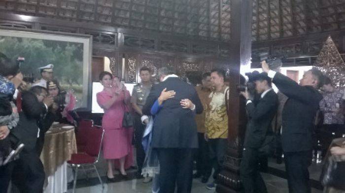 Tiba di Kediaman Cikeas, SBY dan Ibu Ani Menangis Sambil Berpelukan Tiba di Kediaman Cikeas, SBY dan Ibu Ani Menangis Sambil Berpelukan