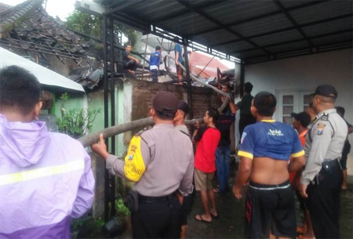 Rumah Kakek di Ngawi Terbakar Saat Ditinggal Sholat di Mushola Rumah Kakek di Ngawi Terbakar Saat Ditinggal Sholat di Mushola