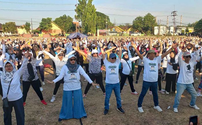 Ribuan Emak-emak Ikut Senam Bareng Pasangan Mubarok Ribuan Emak-emak Ikut Senam Bareng Pasangan Mubarok