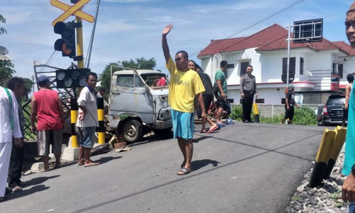Mobil Pikap Tertabrak KA Malioboro Ekspres di Kota Blitar Mobil Pikap Tertabrak KA Malioboro Ekspres di Kota Blitar