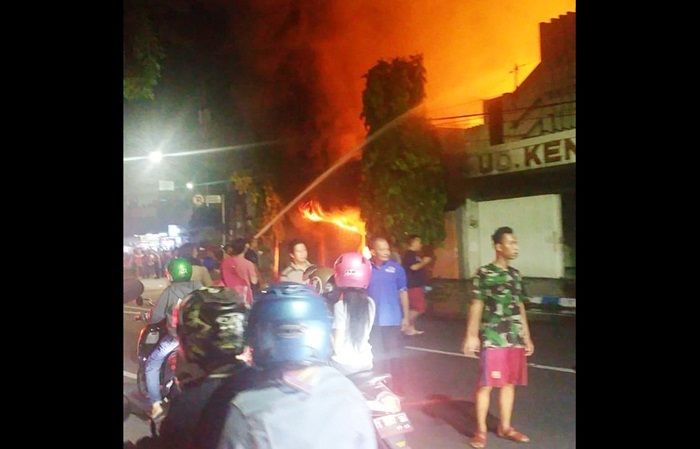 Dua Toko Bahan Sepatu di Mojokerto Dilalap Api Dua Toko Bahan Sepatu di Mojokerto Dilalap Api
