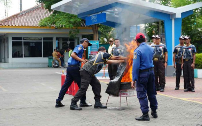 Antisipasi Kebakaran, PLN UP3 Gresik Gandeng Damkar Gelar Simulasi Tanggap Darurat