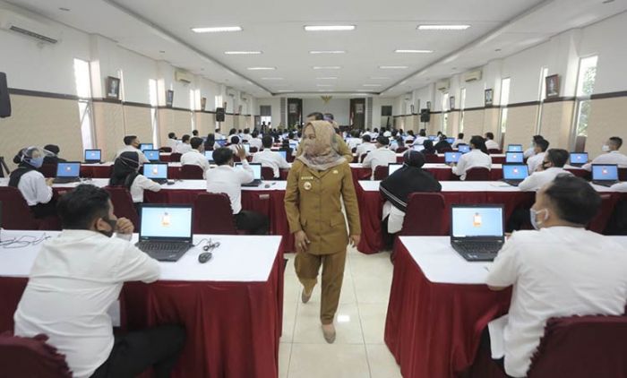 Tinjau Pelaksanaan SKB CPNS, Ning Ita Pimpin Doa dan Kobarkan Semangat Peserta dengan Ice Breaking Tinjau Pelaksanaan SKB CPNS, Ning Ita Pimpin Doa dan Kobarkan Semangat Peserta dengan Ice Breaking