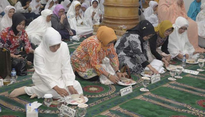 Khofifah Ajak 100 Anak Yatim Buka Puasa Bersama ASN Pemprov Jatim