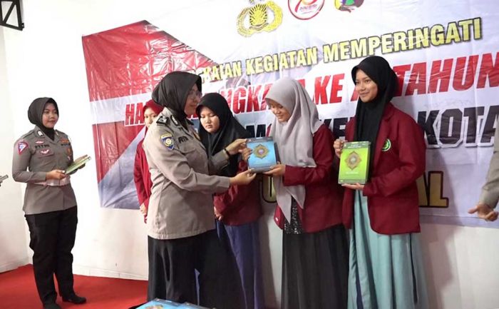 Wujudkan Generasi yang Islami, Polwan Polres Mojokerto Kota Bagikan Puluhan Al-Quran Wujudkan Generasi yang Islami, Polwan Polres Mojokerto Kota Bagikan Puluhan Al-Quran