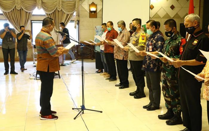 Forkopimda, Tokoh Masyarakat, dan Ormas di Gresik Deklarasi Anti Anarkis Forkopimda, Tokoh Masyarakat, dan Ormas di Gresik Deklarasi Anti Anarkis