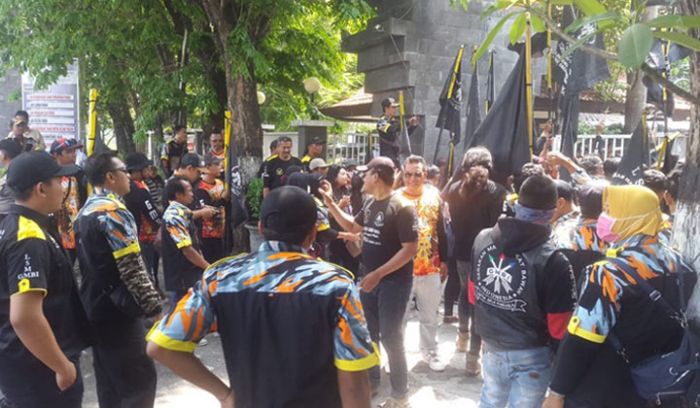 Didemo LSM GMBI, Kepala DPUTR Gresik Pastikan Proyek Sesuai Prosedur Didemo LSM GMBI, Kepala DPUTR Gresik Pastikan Proyek Sesuai Prosedur