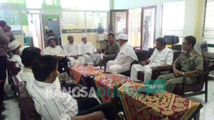 FPI Luruk Kantor Satpol PP Bondowoso, Ancam Bakar Hotel diduga Milik Ketua Partai FPI Luruk Kantor Satpol PP Bondowoso, Ancam Bakar Hotel diduga Milik Ketua Partai