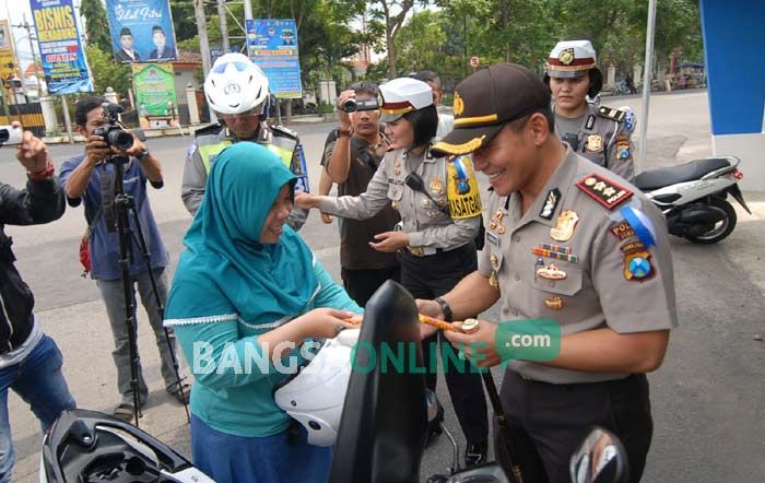 Tutup Operasi Zebra, Kapolres Jombang Bagikan Cokelat ke Pengendara yang Tertib Tutup Operasi Zebra, Kapolres Jombang Bagikan Cokelat ke Pengendara yang Tertib