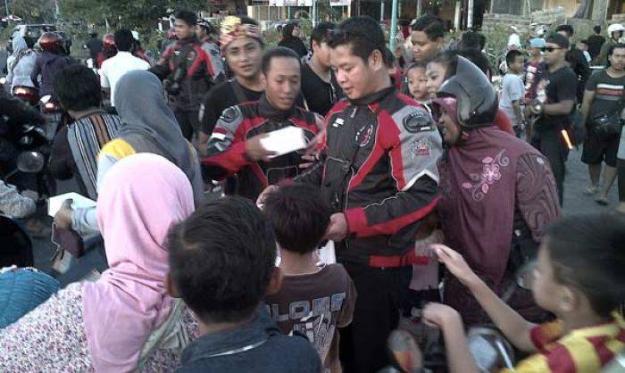 Komunitas RX King Gresik Keliling Kota Berbagi Sedekah Komunitas RX King Gresik Keliling Kota Berbagi Sedekah