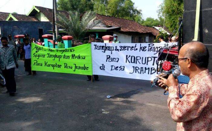 Tuntut Transparasi ADD, Warga Jrambe Mojokerto Demo Balai Desa Tuntut Transparasi ADD, Warga Jrambe Mojokerto Demo Balai Desa