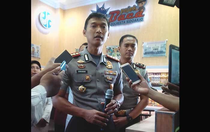 Kapolresta Sidoarjo Resmikan "Pojok Baca" di Kantor Samsat Bersama Kapolresta Sidoarjo Resmikan "Pojok Baca" di Kantor Samsat Bersama