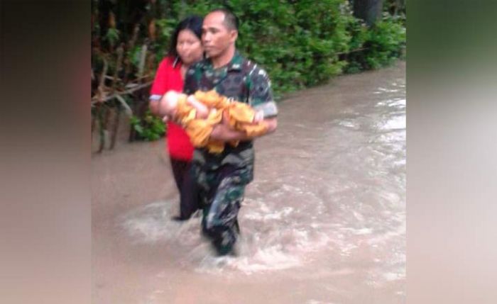 Babinsa Saradan Sertu Juhartono Selamatkan Bayi 6 Bulan Korban Banjir di Madiun Babinsa Saradan Sertu Juhartono Selamatkan Bayi 6 Bulan Korban Banjir di Madiun