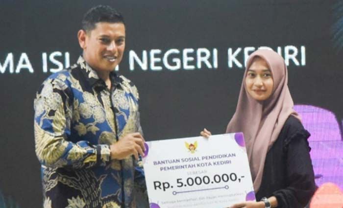 Wali Kota Kediri Serahkan Bantuan Sosial Pendidikan untuk Mahasiswa Kurang Mampu Wali Kota Kediri Serahkan Bantuan Sosial Pendidikan untuk Mahasiswa Kurang Mampu