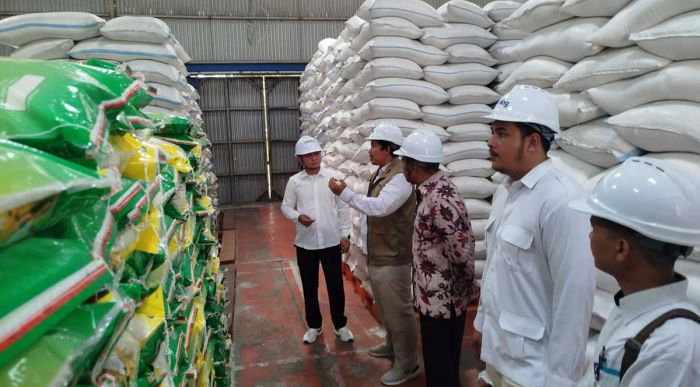 Tinjau Gudang Bulog Bangkalan, Ra Imron Pastikan Stok Beras Aman