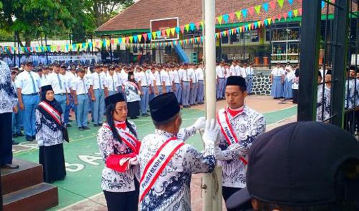 Peringati HGN, Guru SMAN 2 Batu Jadi Petugas Upacara Peringati HGN, Guru SMAN 2 Batu Jadi Petugas Upacara