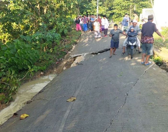 Hujan Intensitas Tinggi Sebabkan Jalan di Kedungdung Sampang Longsor Hujan Intensitas Tinggi Sebabkan Jalan di Kedungdung Sampang Longsor