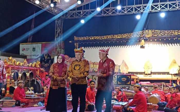 Wayang Kulit dan Cak Percil Meriahkan Puncak Peringatan Hari Jadi ke-1263 Kabupaten Malang Wayang Kulit dan Cak Percil Meriahkan Puncak Peringatan Hari Jadi ke-1263 Kabupaten Malang