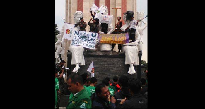 Pastikan Penurunan, Monumen Jayandaru di Sidoarjo Didatangi Massa