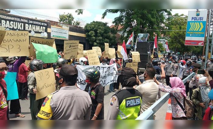 Tolak SP3 Kasus 14 Kades Jetis, Ratusan Massa Geruduk Polres Ponorogo, Kejari, dan Bawaslu Tolak SP3 Kasus 14 Kades Jetis, Ratusan Massa Geruduk Polres Ponorogo, Kejari, dan Bawaslu