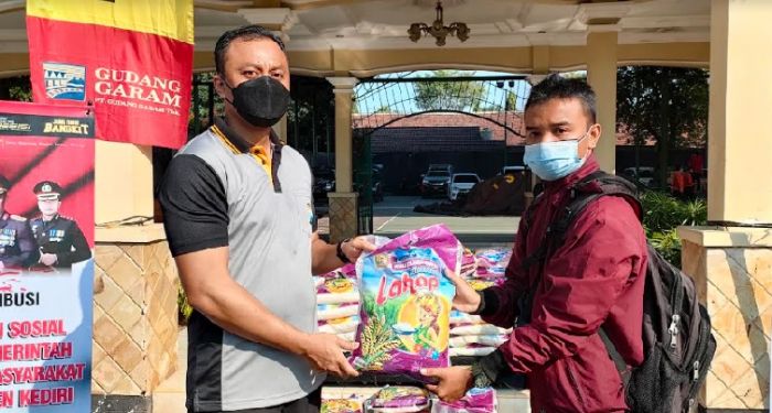 Kapolres Kediri Serahkan Bansos pada Jurnalis