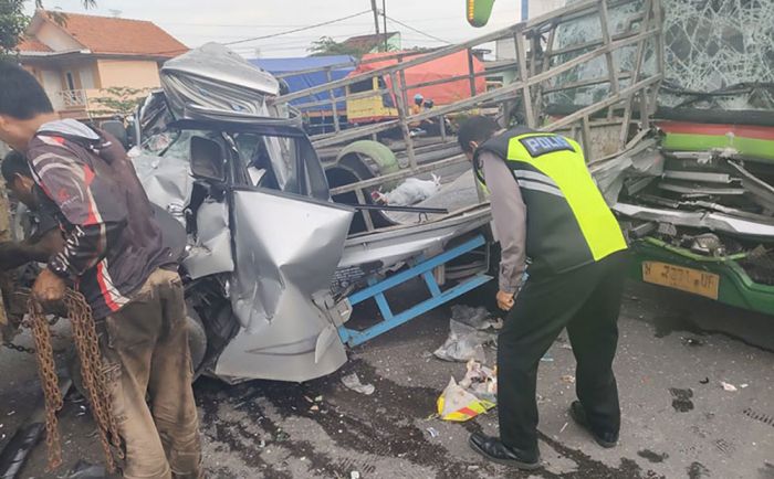 Diduga Mengantuk, Bus Tabrak Truk dan Pikap Parkir di Jalan Raya Medaeng Diduga Mengantuk, Bus Tabrak Truk dan Pikap Parkir di Jalan Raya Medaeng