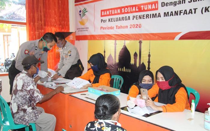 Pemkab Ngawi Konsisten Terapkan Physical Distancing saat Pembagian BLT Covid-19 Pemkab Ngawi Konsisten Terapkan Physical Distancing saat Pembagian BLT Covid-19