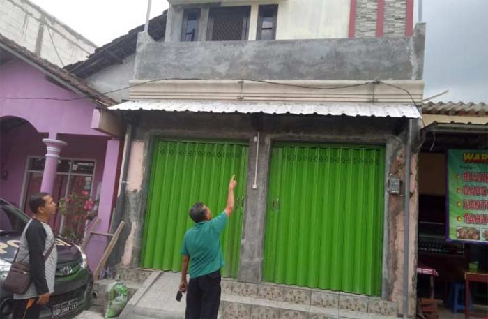 Kuli Bangunan Tewas Tersengat Listrik saat Benahi Atap Rumah Kuli Bangunan Tewas Tersengat Listrik saat Benahi Atap Rumah