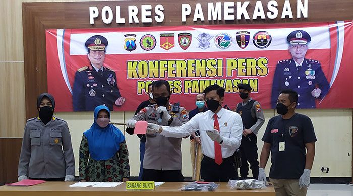 Satreskrim Polres Pamekasan Ungkap Pembunuhan di Desa Bangkes Satreskrim Polres Pamekasan Ungkap Pembunuhan di Desa Bangkes